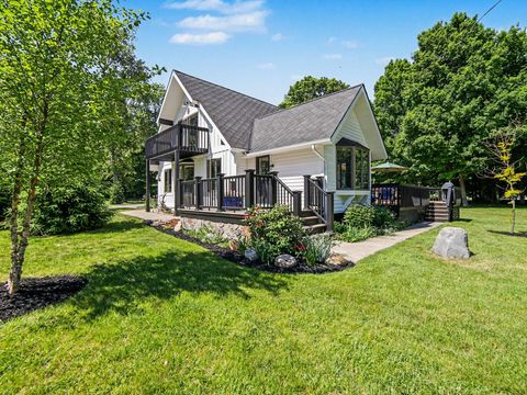 Photo of 7452 Leonard Avenue, Onekama, MI 49675 (MLS # 26027402)