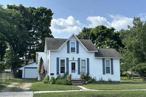 Photo of 315 4th Avenue, Manistee, MI 49660 (MLS # 26014044)