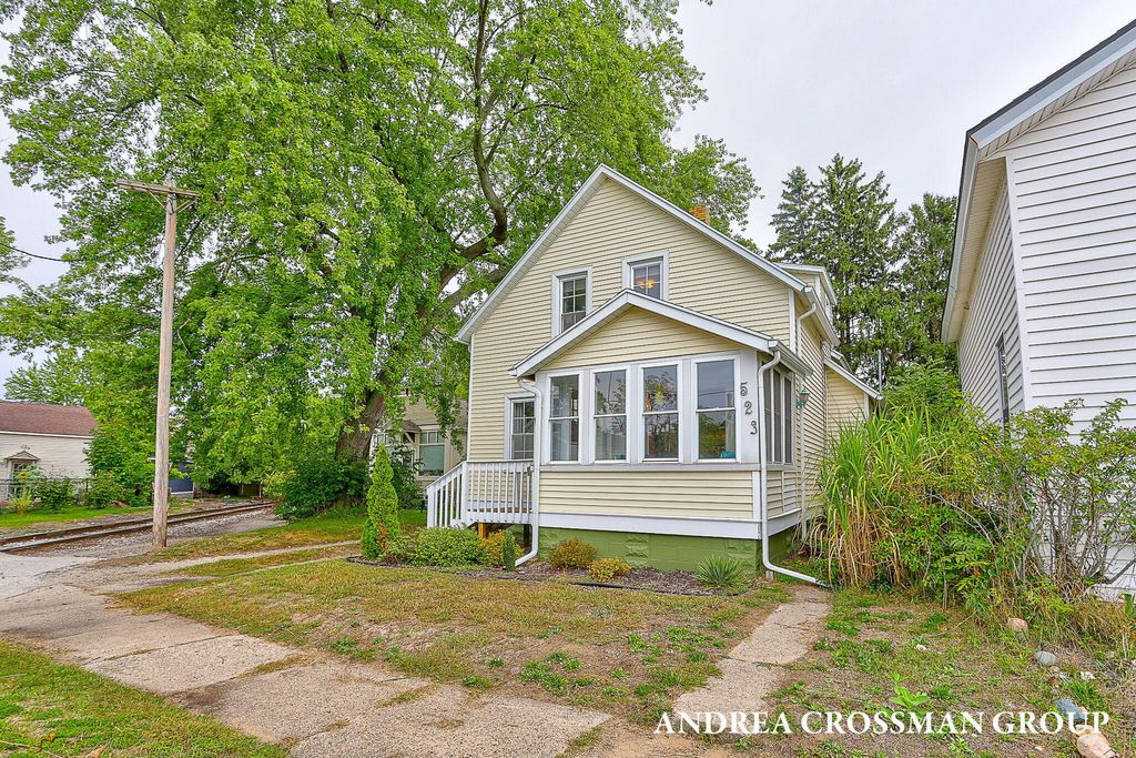 Photo of 523 Fulton Avenue, Grand Haven, MI 49417 (MLS # 25049672)