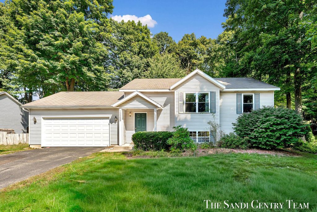 Photo of 15353 Lincoln Street, Grand Haven, MI 49417 (MLS # 25047086)