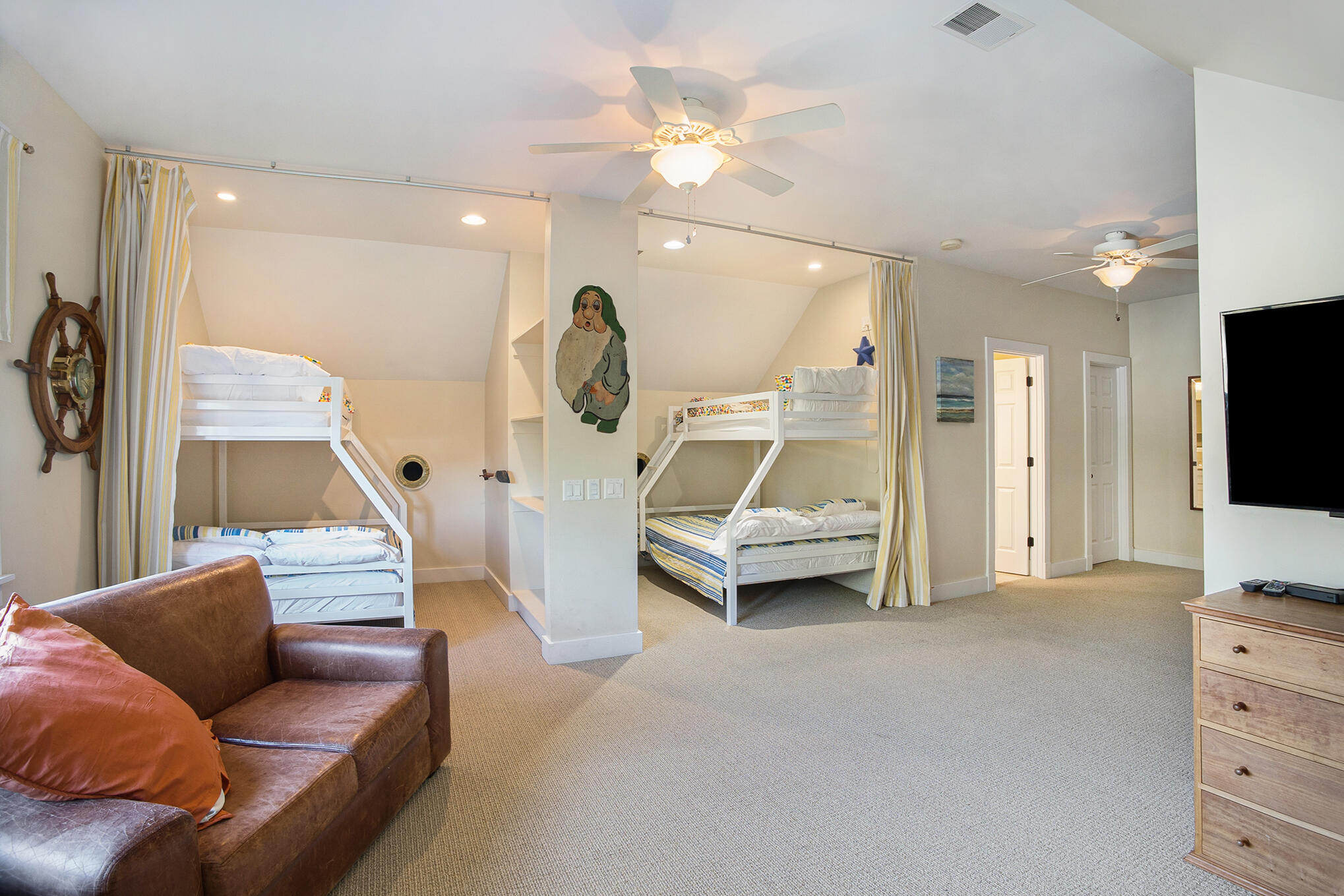 South Haven, Michigan 49090, United States, 4 Bedrooms Bedrooms, ,4 BathroomsBathrooms,Residential,Active,98759