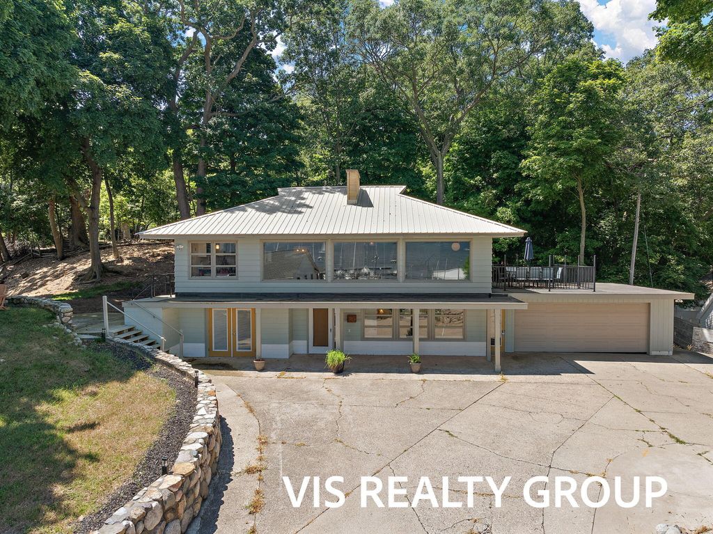 Photo of 3229 Edgewater Street, Muskegon, MI 49441 (MLS # 25037634)