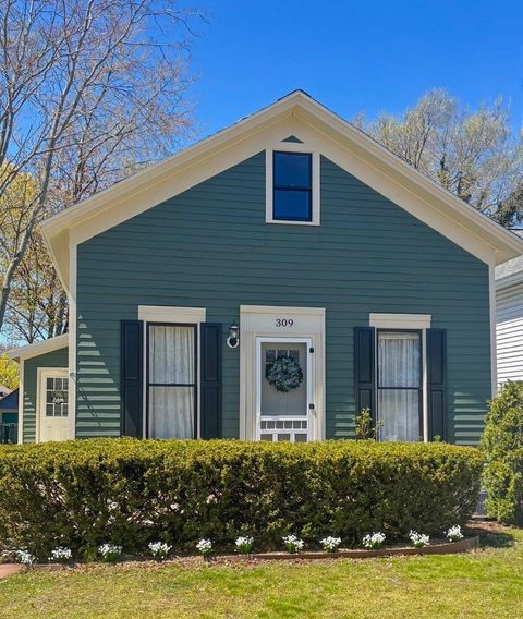 Photo of 309 N Robert Street, Ludington, MI 49431 (MLS # 26022251)