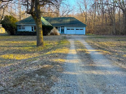 8322 East Road Three Oaks MI 49128