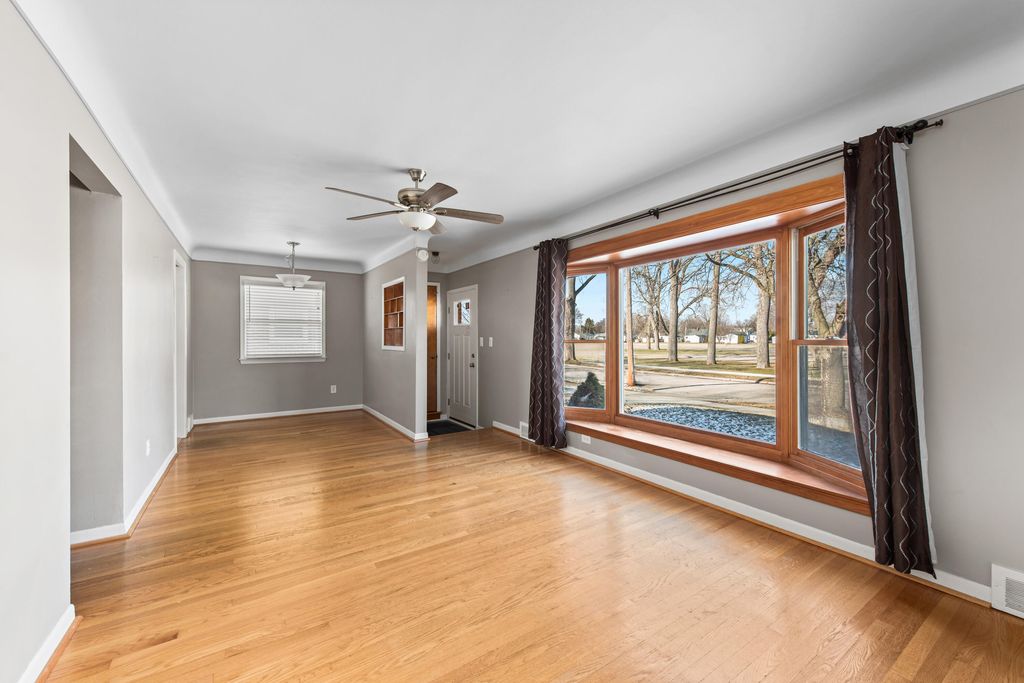 Photo of 1320 Montrose Avenue, Royal Oak, MI 48073 (MLS # 26005778)