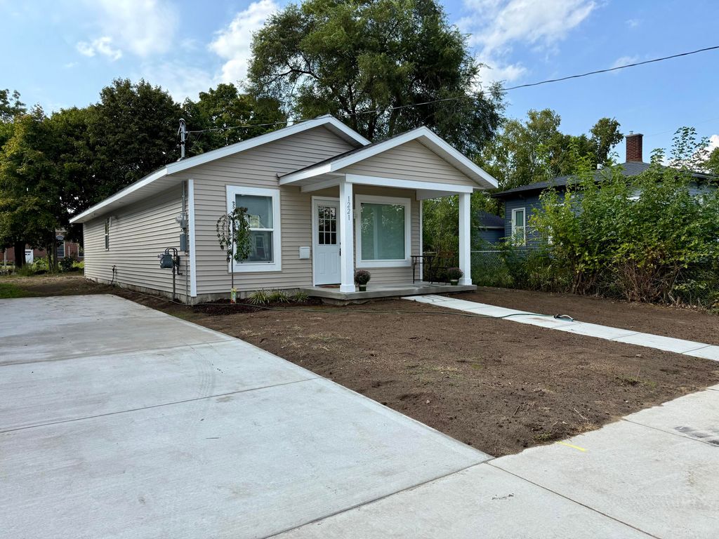 Photo of 1221 Sanford Street, Muskegon, MI 49441 (MLS # 25050227)