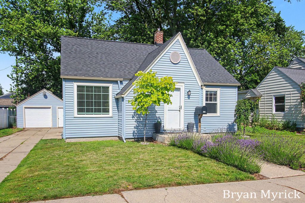 Photo of 762 Central Avenue, Holland, MI 49423 (MLS # 26031195)