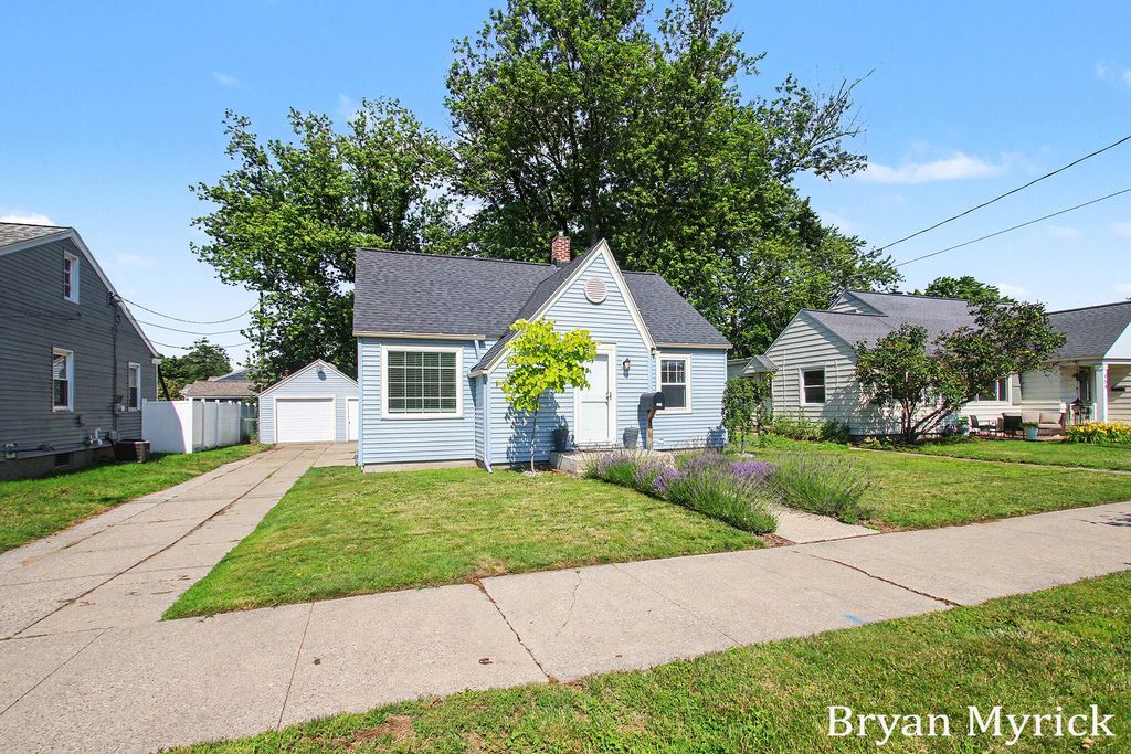 Photo of 762 Central Avenue, Holland, MI 49423 (MLS # 26031195)