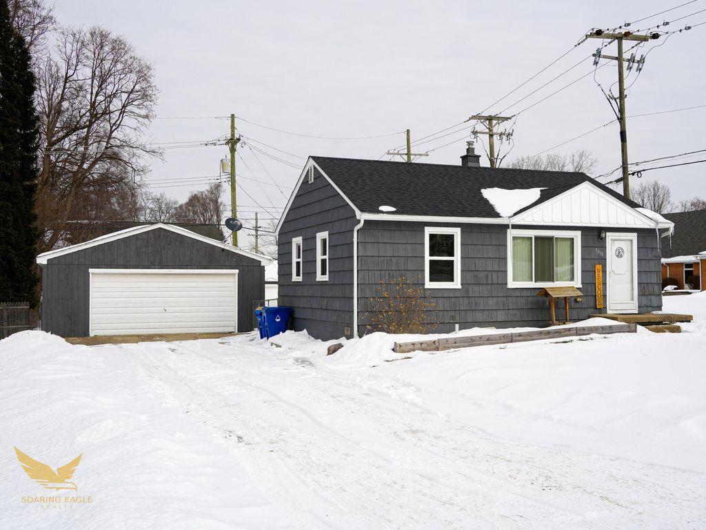 Photo of 5410 Vincent Avenue, Waterford, MI 48327 (MLS # 26005091)