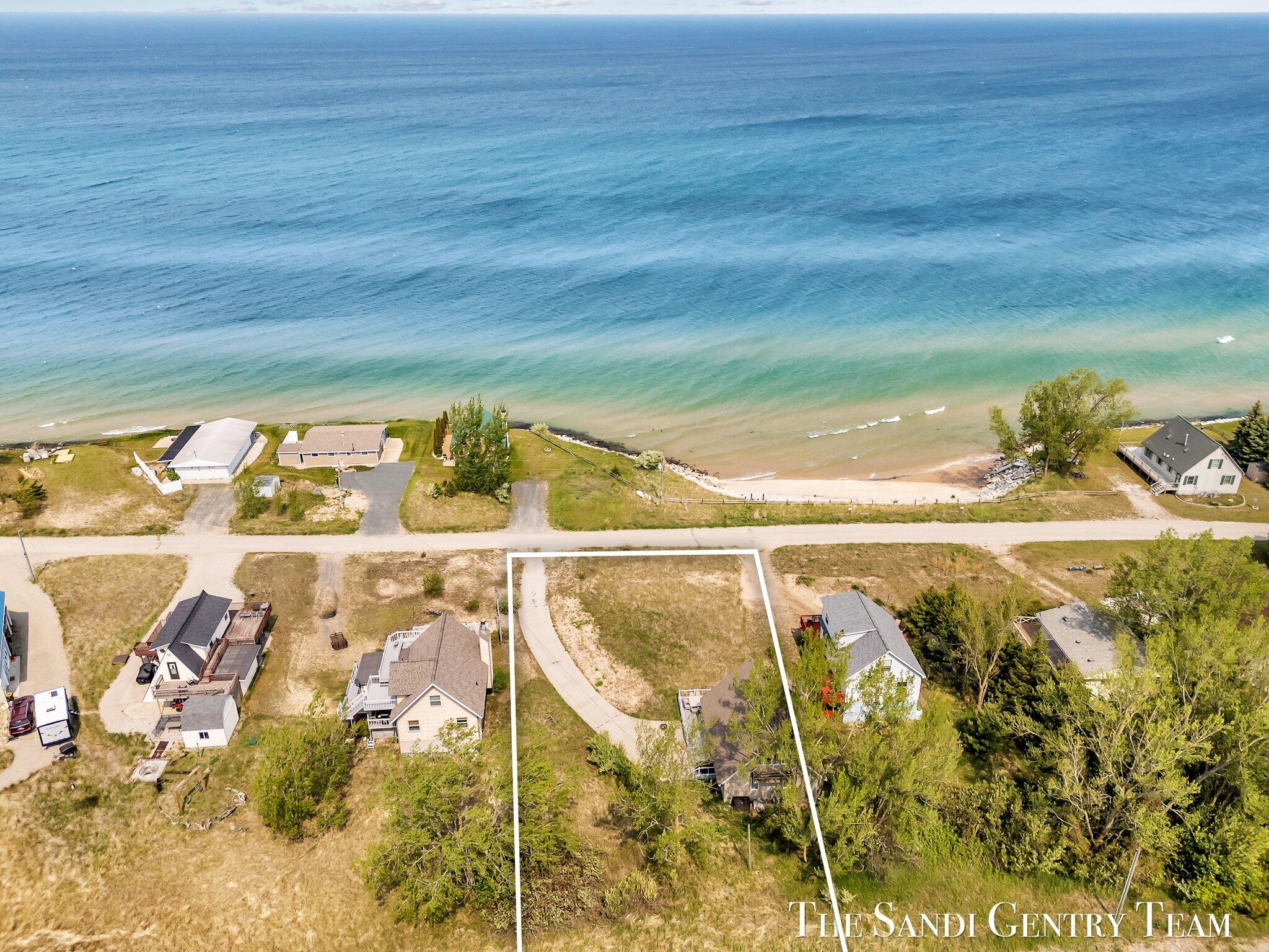 2806 N Lakeshore Drive