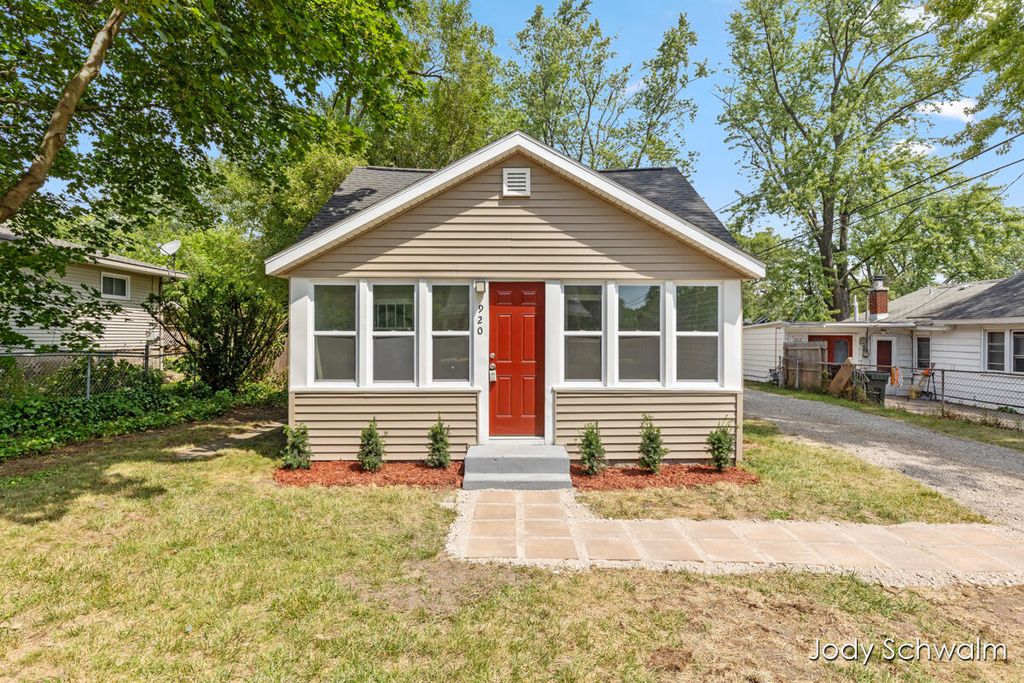 Photo of 920 Wilson Avenue, Muskegon, MI 49441 (MLS # 25037153)