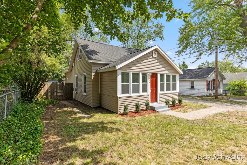 Photo of 920 Wilson Avenue, Muskegon, MI 49441 (MLS # 25037153)