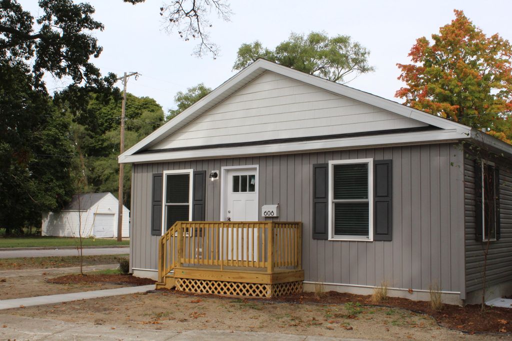 Photo of 608 Jackson Avenue, Muskegon, MI 49442 (MLS # 26000652)