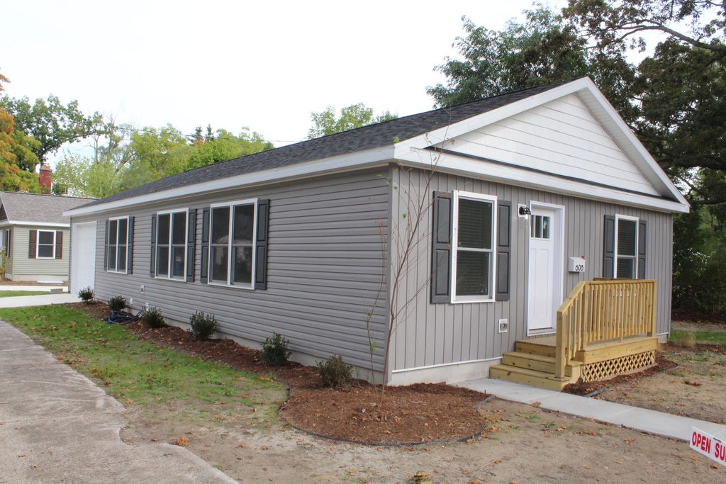 Photo of 608 Jackson Avenue, Muskegon, MI 49442 (MLS # 26000652)