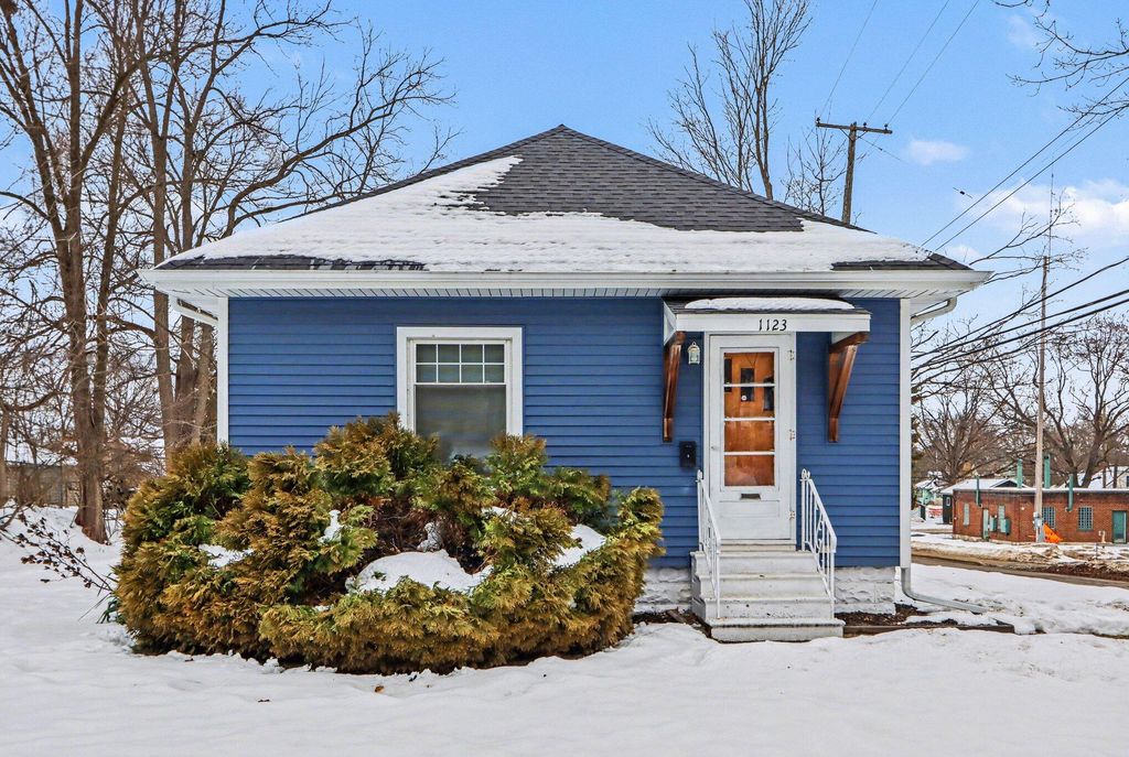 Photo of 1123 Palmer Avenue, Kalamazoo, MI 49001 (MLS # 26005107)