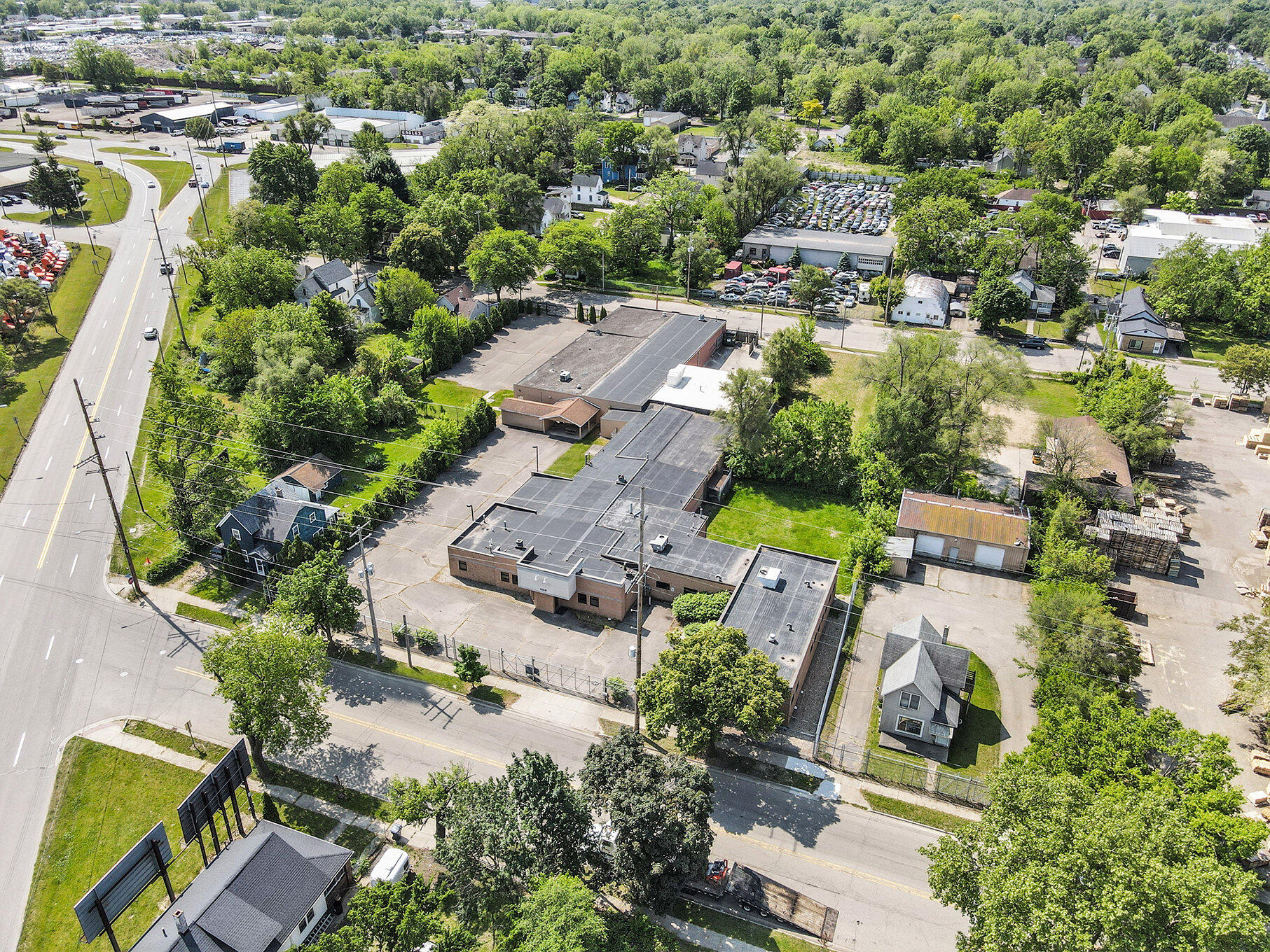 Photo 1 of 30 — 1206 E Crosstown Parkway Unit Entire bldg, Kalamazoo, MI 49001