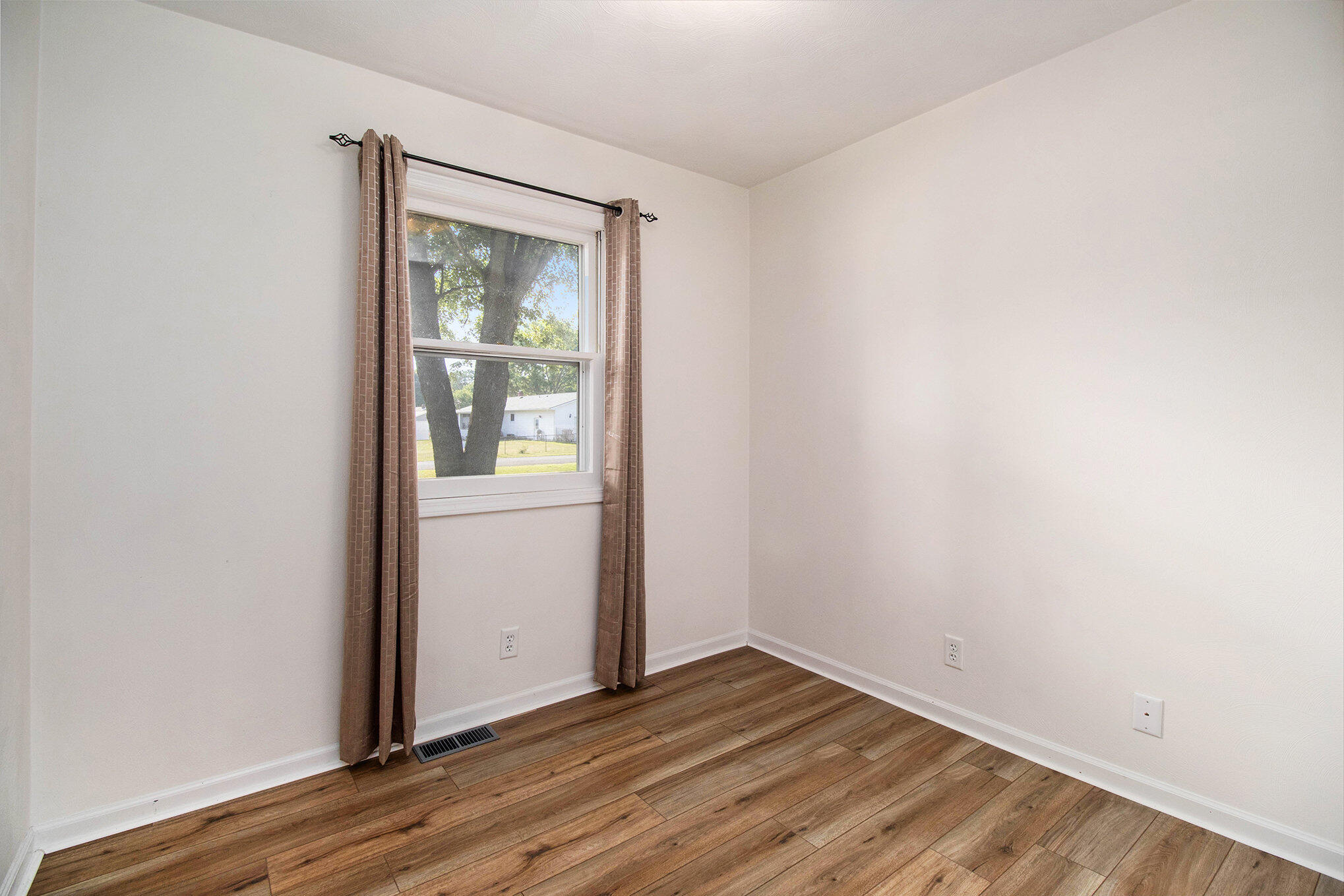 Paw Paw, Michigan 49079, United States, 3 Bedrooms Bedrooms, ,1 BathroomBathrooms,Residential,Active,171003