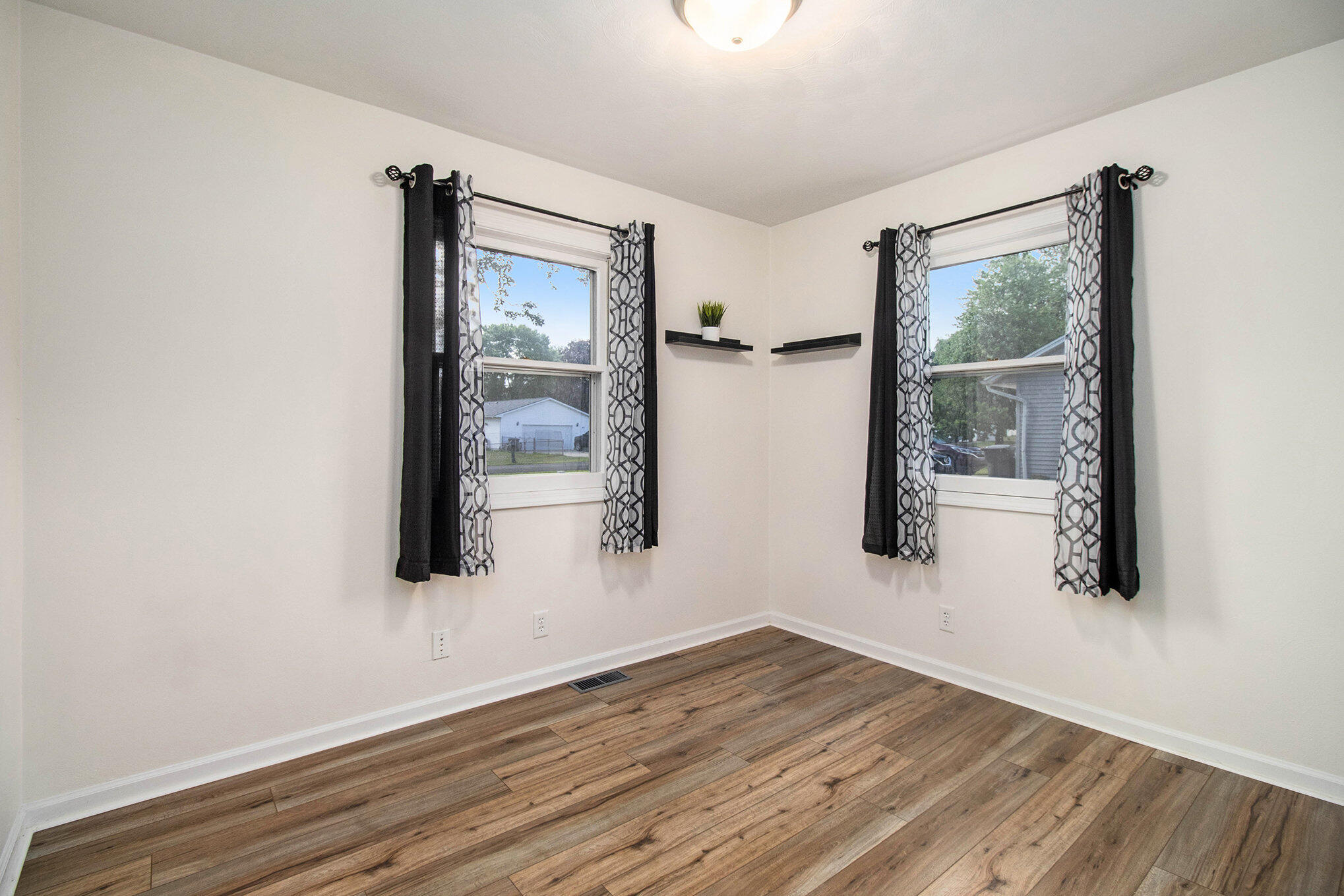 Paw Paw, Michigan 49079, United States, 3 Bedrooms Bedrooms, ,1 BathroomBathrooms,Residential,Active,171003