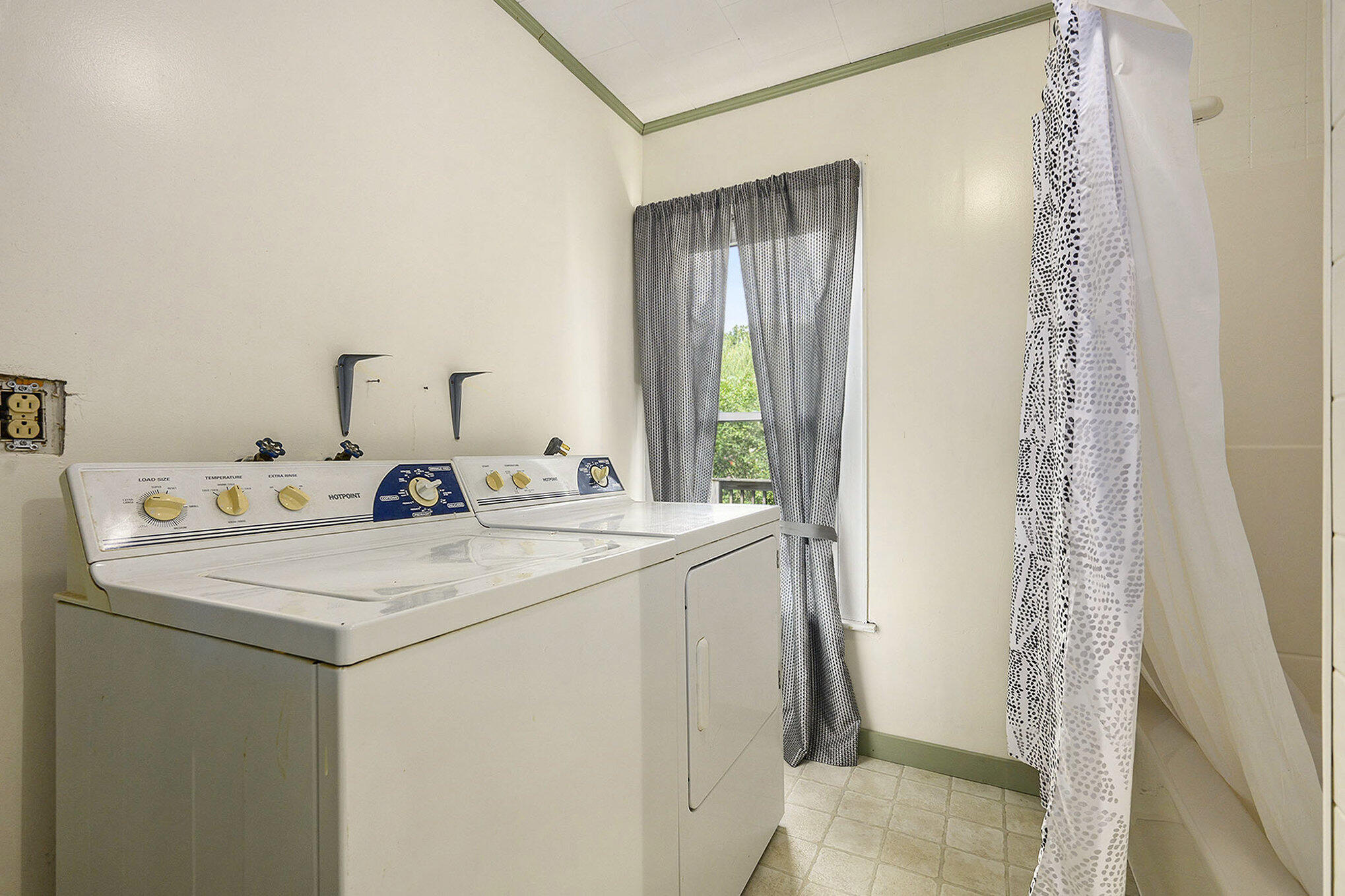 Allegan, Michigan 49010, United States, 2 Bedrooms Bedrooms, ,1 BathroomBathrooms,Residential,Pending,206230