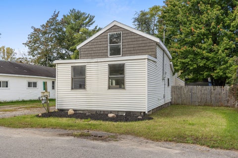 Photo for 11921 Roxbury Drive NE