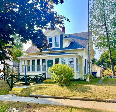 Photo of 806 E Loomis Street, Ludington, MI 49431 (MLS # 26007156)