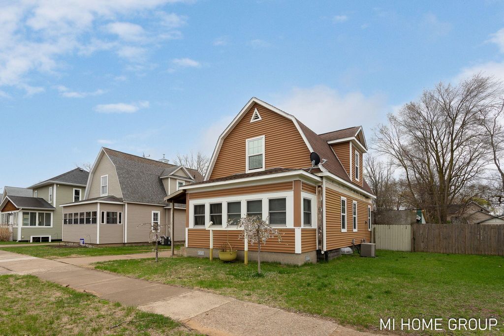 Photo of 316 W 13th Street, Holland, MI 49423 (MLS # 25017484)