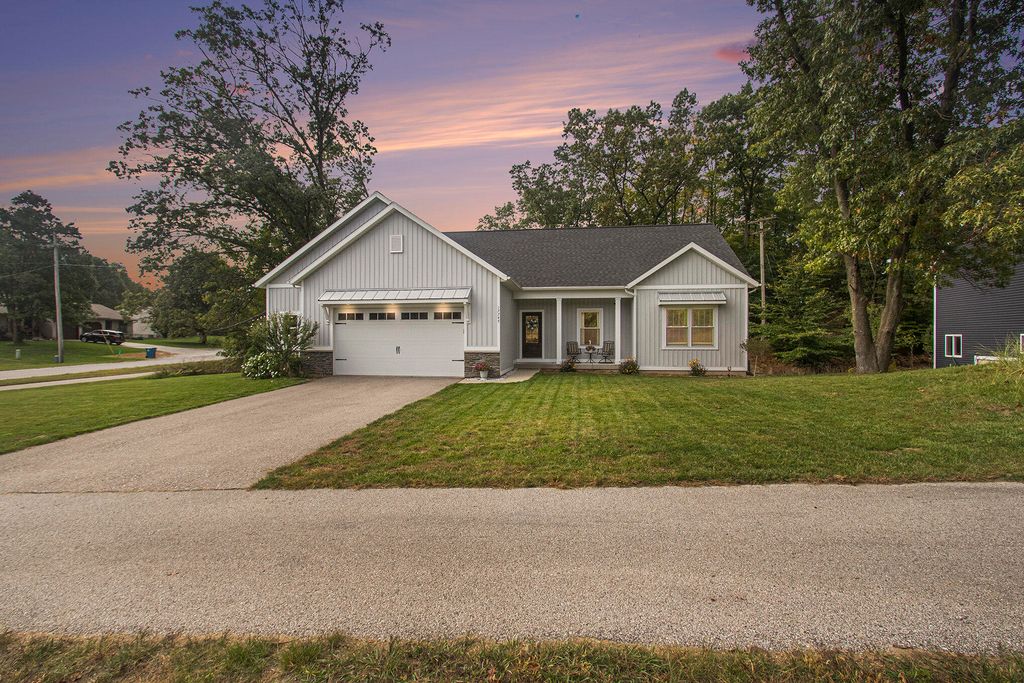 Photo of 17745 Hiawatha Drive, Spring Lake, MI 49456 (MLS # 25052902)