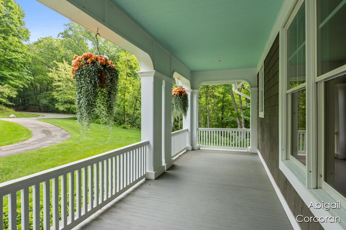 1590 Foot Hills Trail NE