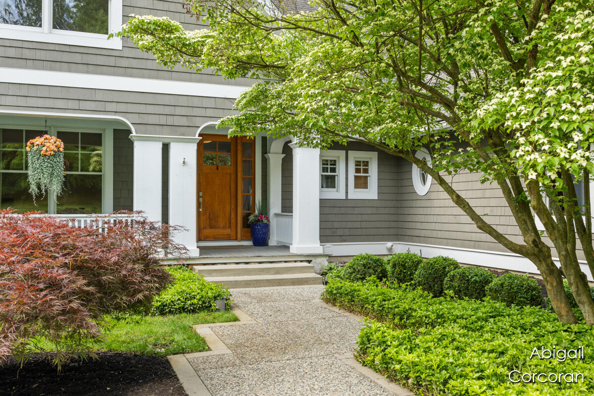 1590 Foot Hills Trail NE