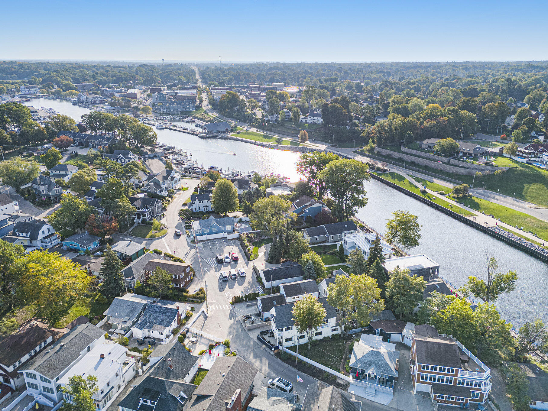 South Haven, Michigan 49090, United States, 4 Bedrooms Bedrooms, ,3 BathroomsBathrooms,Residential,Active,209081