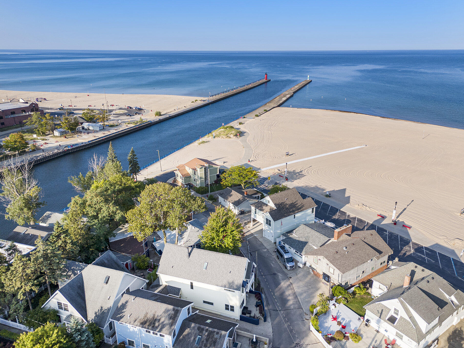 South Haven, Michigan 49090, United States, 4 Bedrooms Bedrooms, ,3 BathroomsBathrooms,Residential,Active,209081