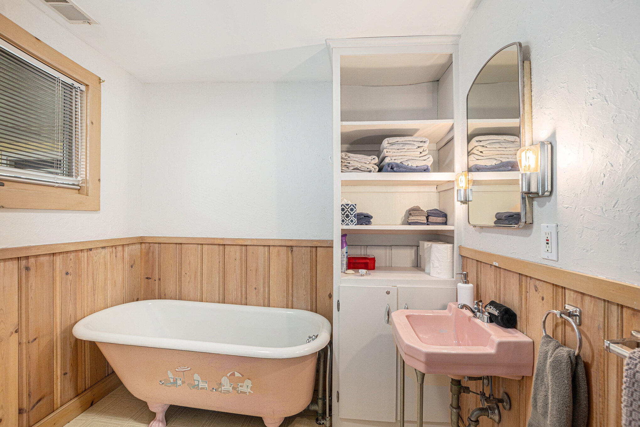 South Haven, Michigan 49090, United States, 4 Bedrooms Bedrooms, ,3 BathroomsBathrooms,Residential,Active,209081