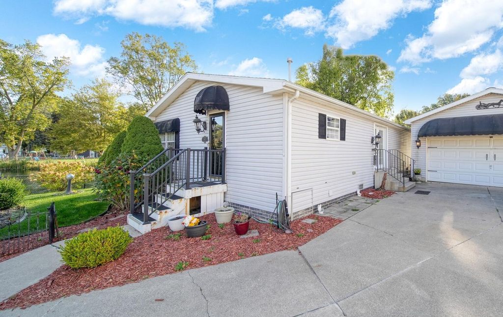 Photo of 502 Missouri River Ct. Court #Lot 122, Adrian, MI 49221 (MLS # 25051427)