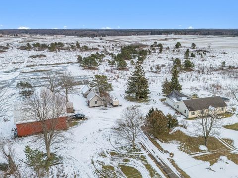Photo of 4646 N Anderson Road, Ludington, MI 49431 (MLS # 26001600)
