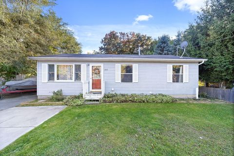 Photo of 809 W Northrup Street, Lansing, MI 48911 (MLS # 26018940)