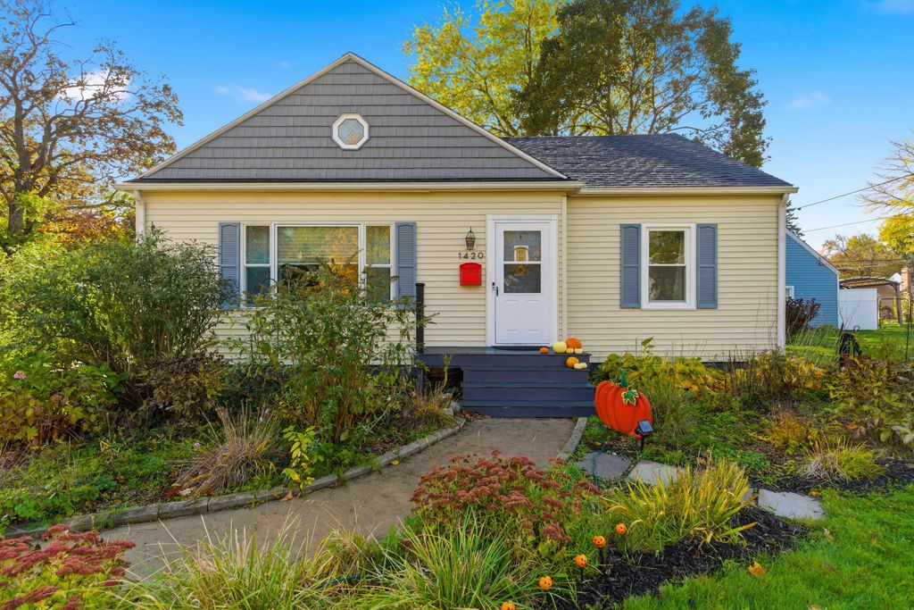 Photo of 1420 Trails End Street, Kalamazoo, MI 49001 (MLS # 25056551)