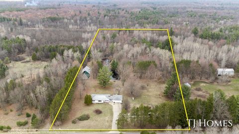 Photo of 5818 E Sternberg Road, Fruitport, MI 49415 (MLS # 26013287)