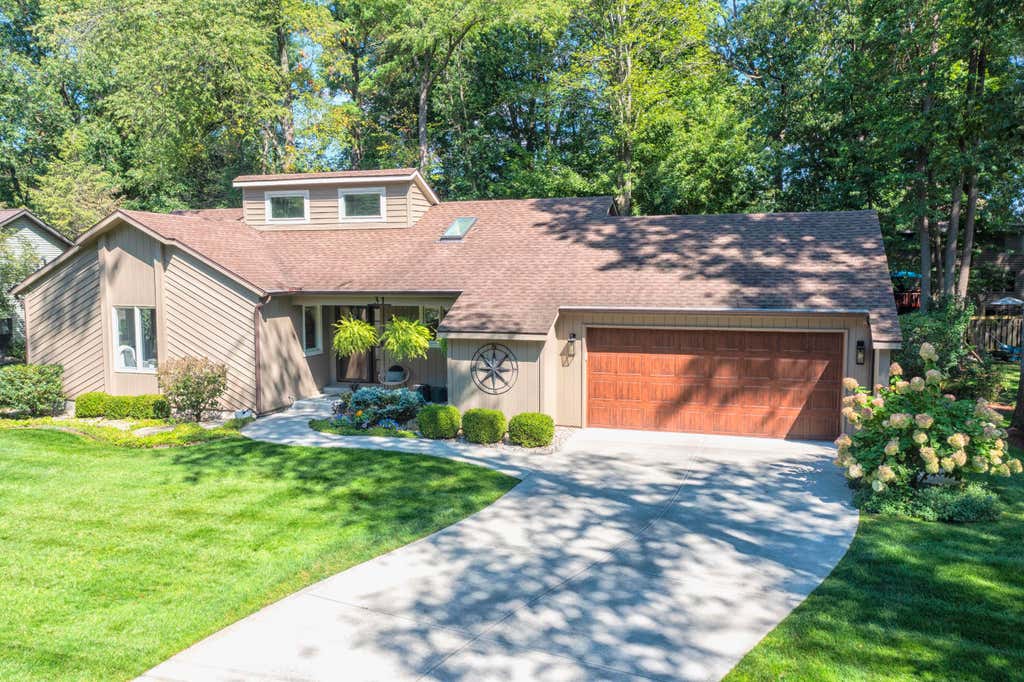 Photo of 31 Forest Hills Drive, Holland, MI 49424 (MLS # 26041043)