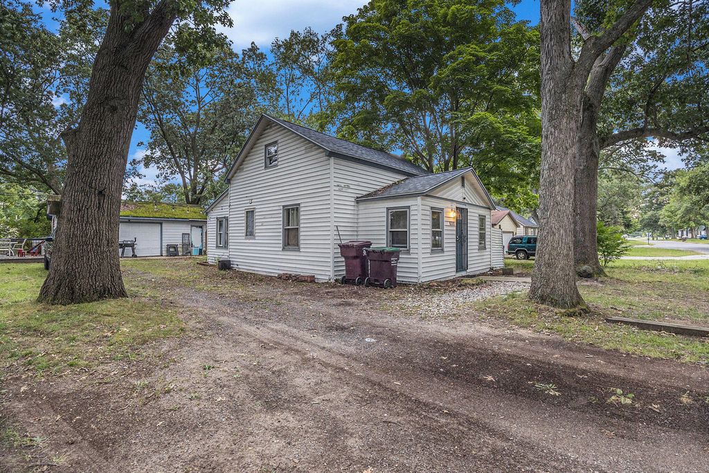 Photo of 1935 Catherine Avenue, Muskegon, MI 49442 (MLS # 25045782)