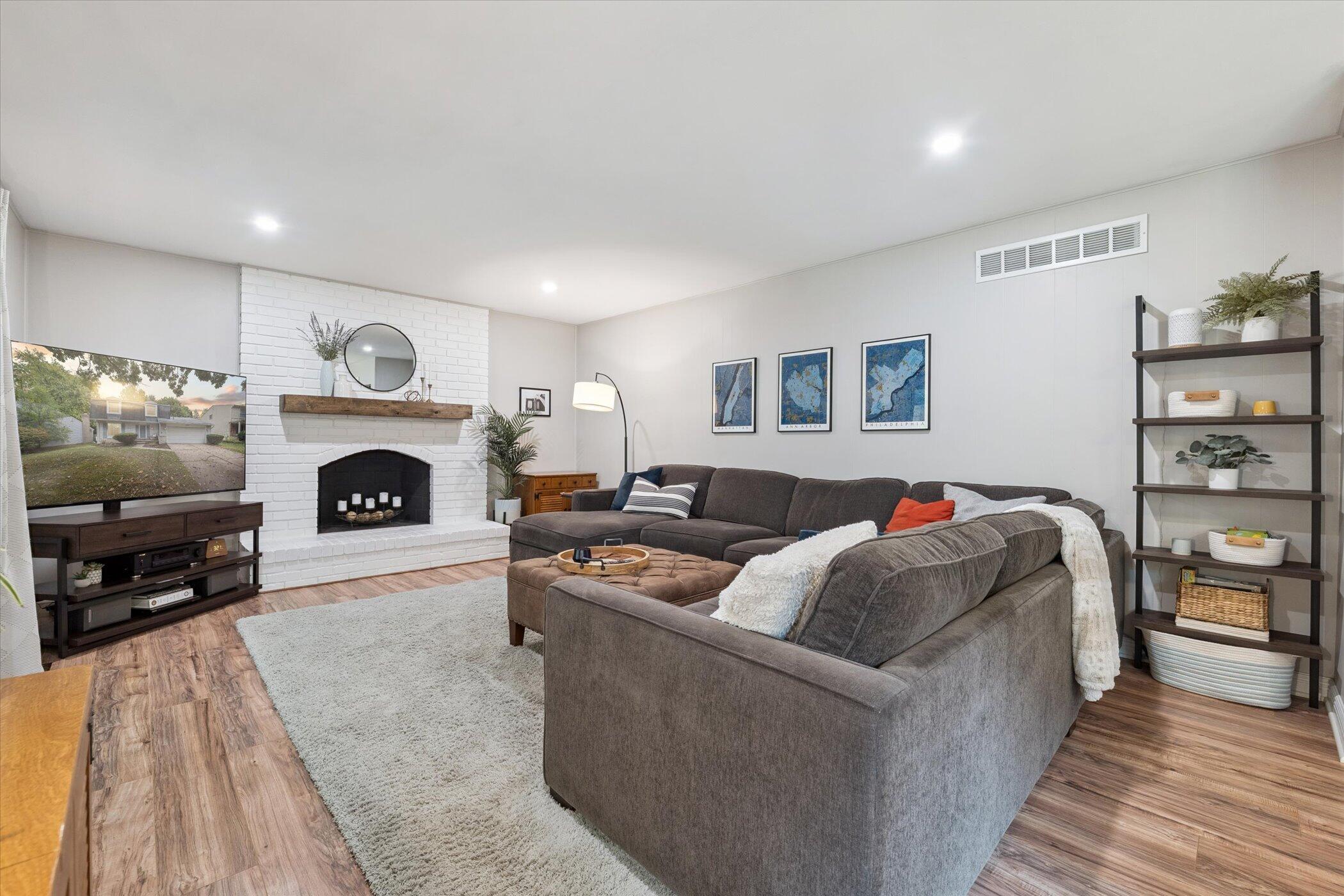 Ypsilanti, Michigan 48197, United States, 3 Bedrooms Bedrooms, ,2 BathroomsBathrooms,Residential,Pending,216157