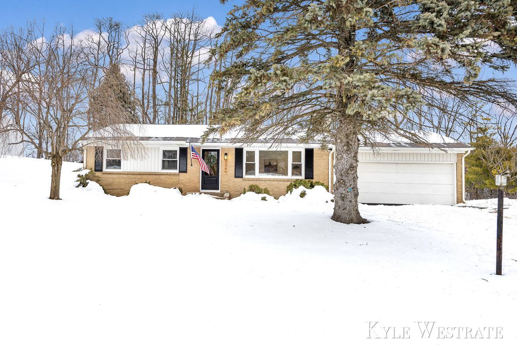 Photo of 3349 Chevy Chase Street NE, Grand Rapids, MI 49546 (MLS # 26005138)