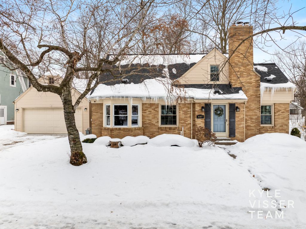Photo of 849 Maxwell Avenue SE, East Grand Rapids, MI 49506 (MLS # 26005117)