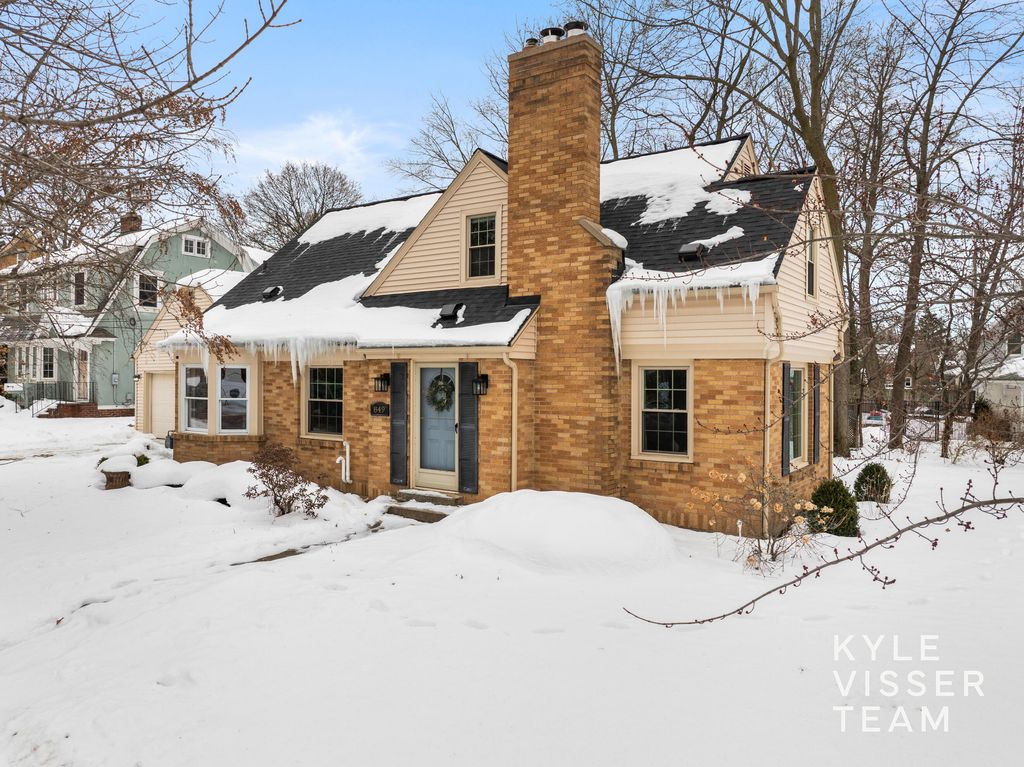 Photo of 849 Maxwell Avenue SE, East Grand Rapids, MI 49506 (MLS # 26005117)