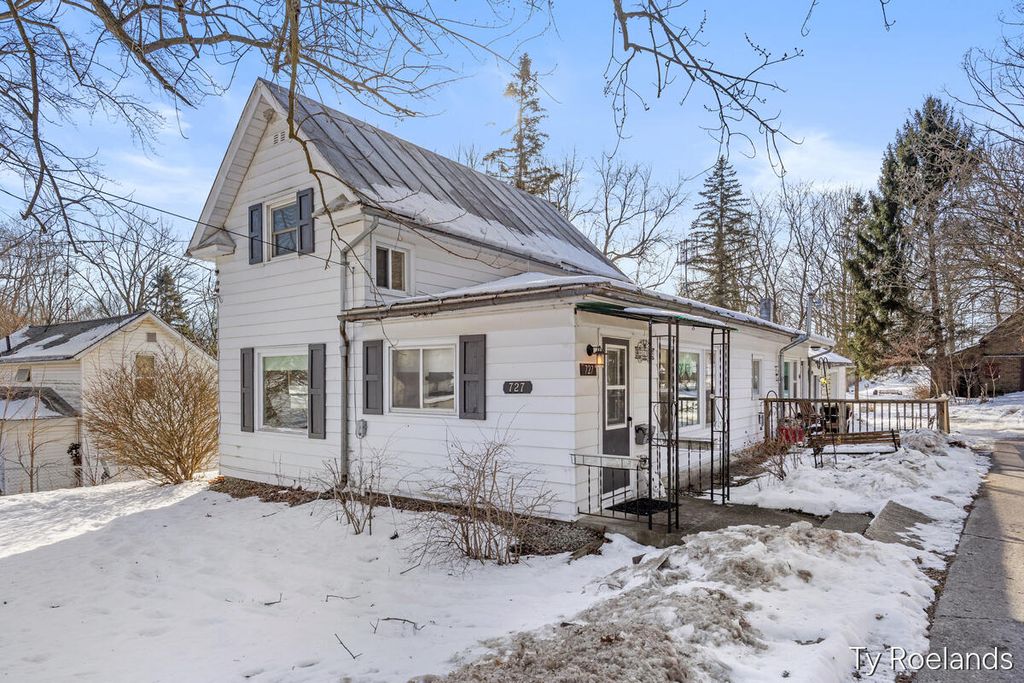Photo of 727 E Washington Street, Ionia, MI 48846 (MLS # 26005253)