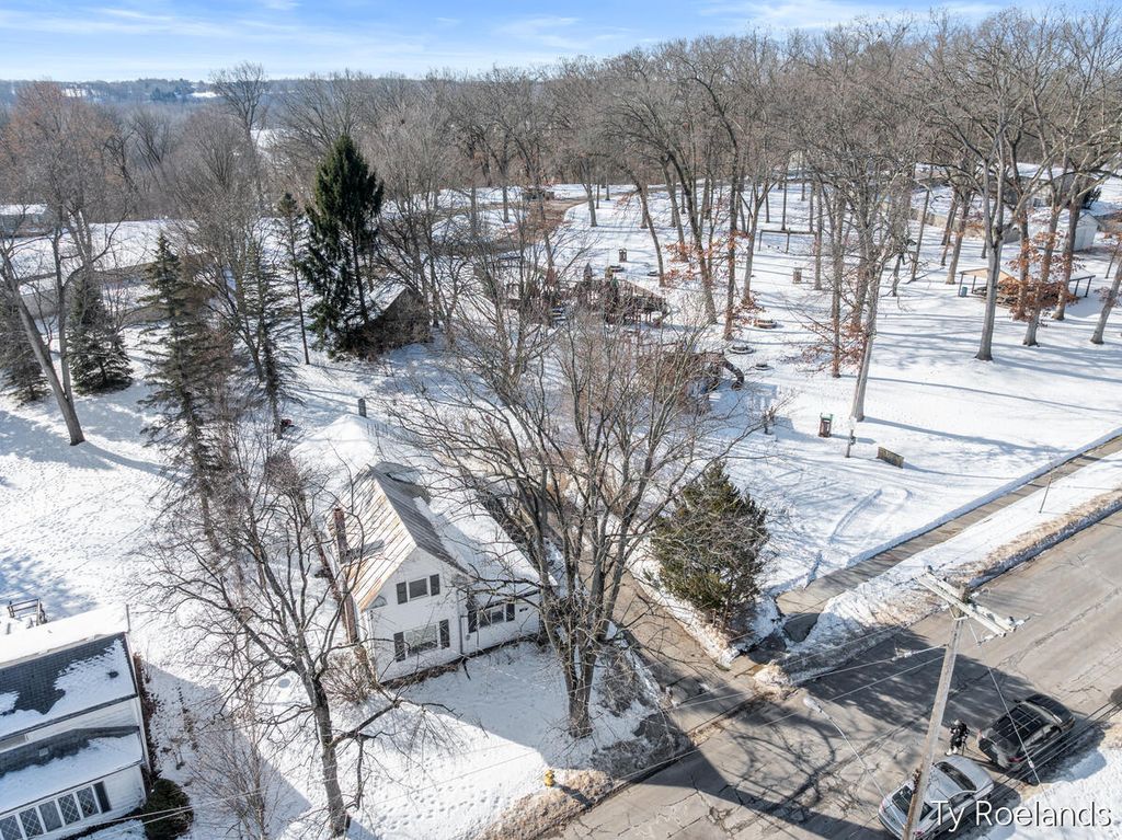 Photo of 727 E Washington Street, Ionia, MI 48846 (MLS # 26005253)