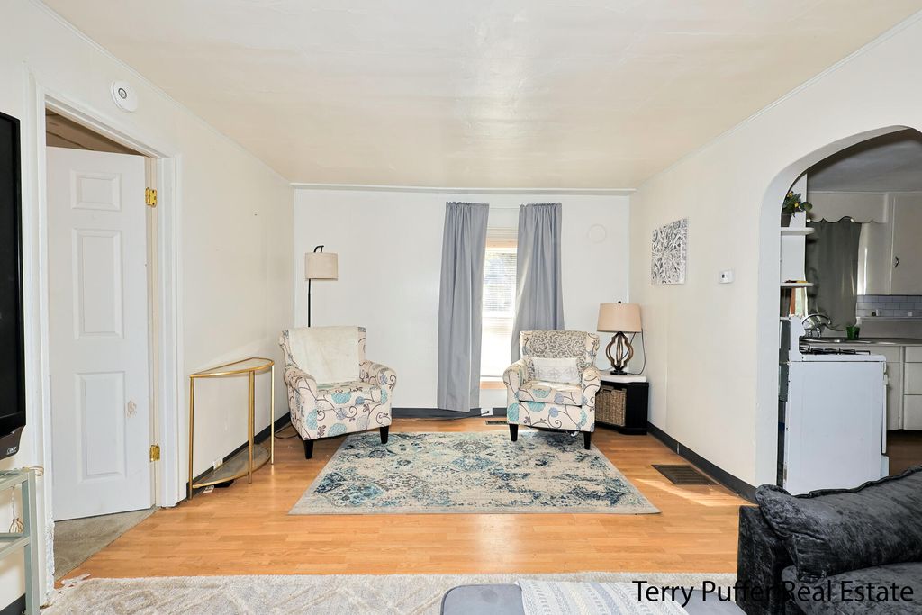 Photo of 1653 Mcilwraith Street, Muskegon, MI 49442 (MLS # 25052916)