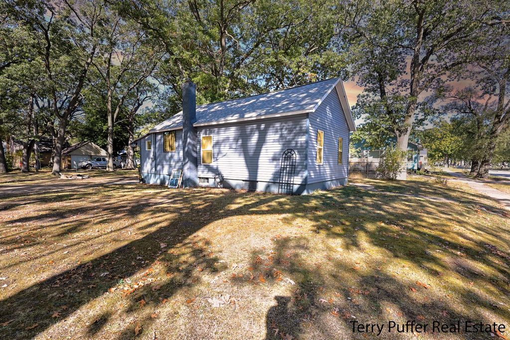 Photo of 1653 Mcilwraith Street, Muskegon, MI 49442 (MLS # 25052916)