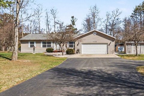 Photo of 1130 N Brookridge Road, Ludington, MI 49431 (MLS # 26014149)
