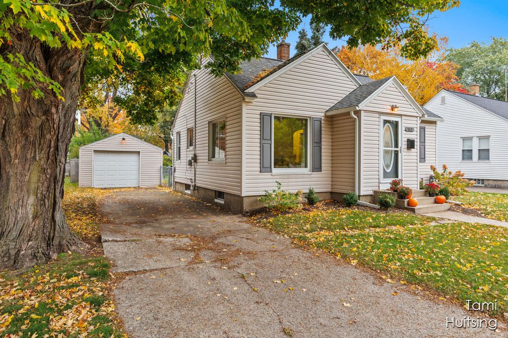 Photo of 183 E 27th Street, Holland, MI 49423 (MLS # 23139811)
