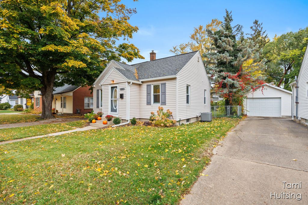Photo of 183 E 27th Street, Holland, MI 49423 (MLS # 23139811)